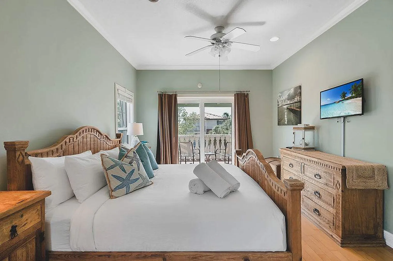 3 bed, 3.0 bath, 1991 sqft, $8,927 — Photo 4