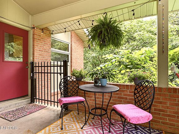 3rd image of 100 Westlook Cir