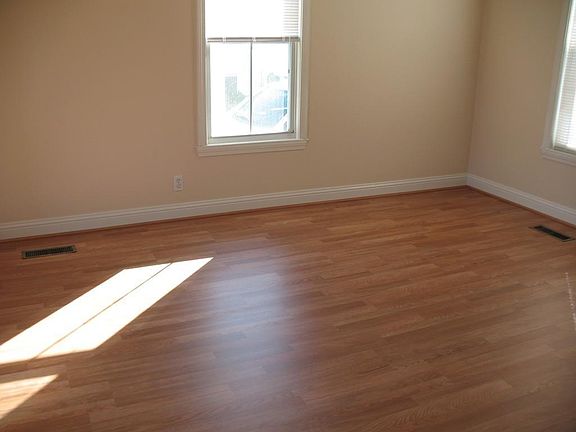 5th image of 29 Kingsbury Ave #1