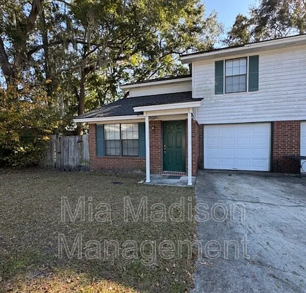 141 Hunt Club Ct — Photo 1