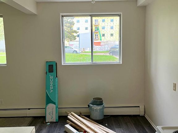 108 Laurier Ads Photos - 2_05312022