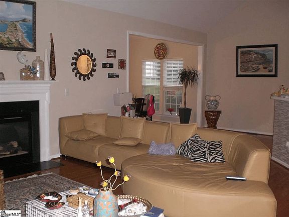 3rd image of 17 Suffolk Downs Way