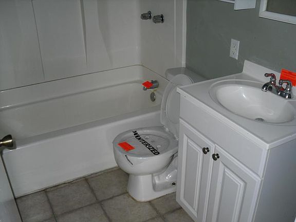 5th image of 2925 Niagara St