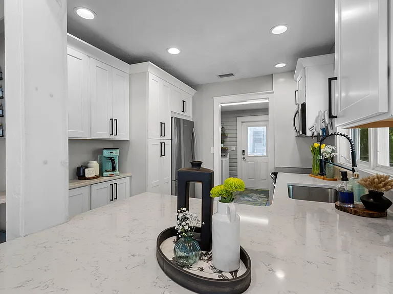 633 Virginia Dr — Photo 14