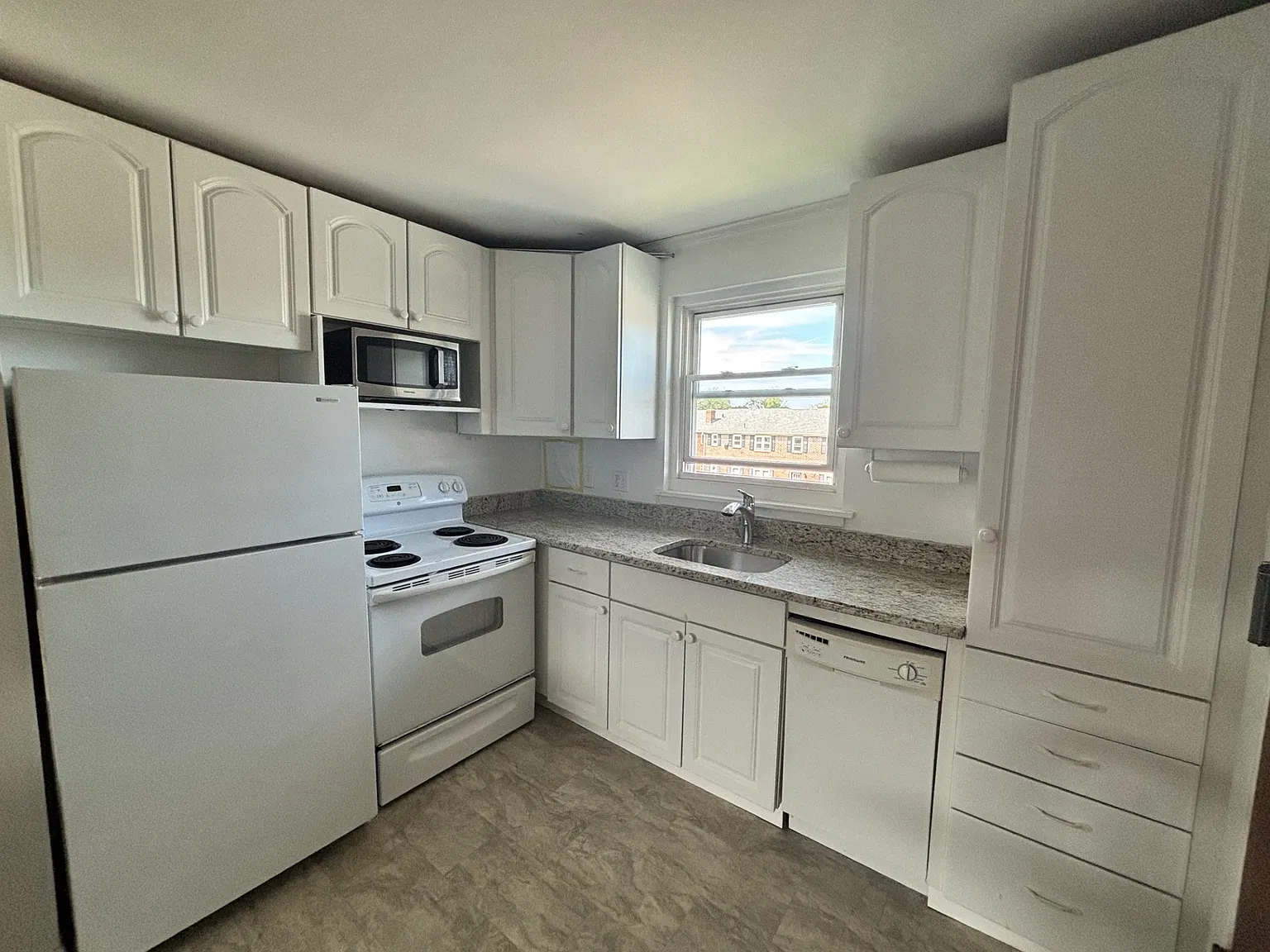 2 bed, 708 sqft, $2,300 — Photo 4