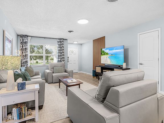 3rd image of 4744 Pompano St
