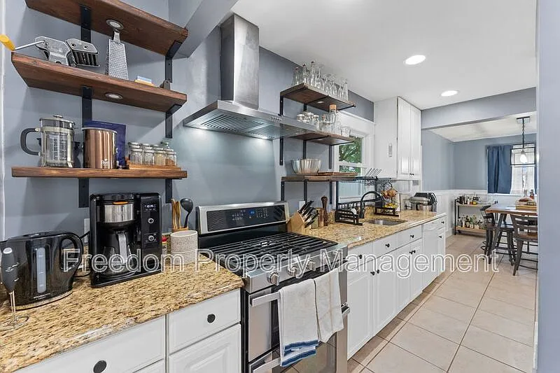 3 bed, 2.0 bath, 1258 sqft, $2,792 — Photo 4