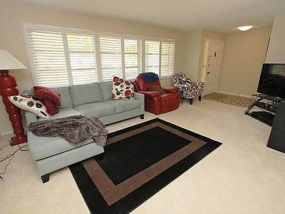 3rd image of 2413 Summerlin Dr