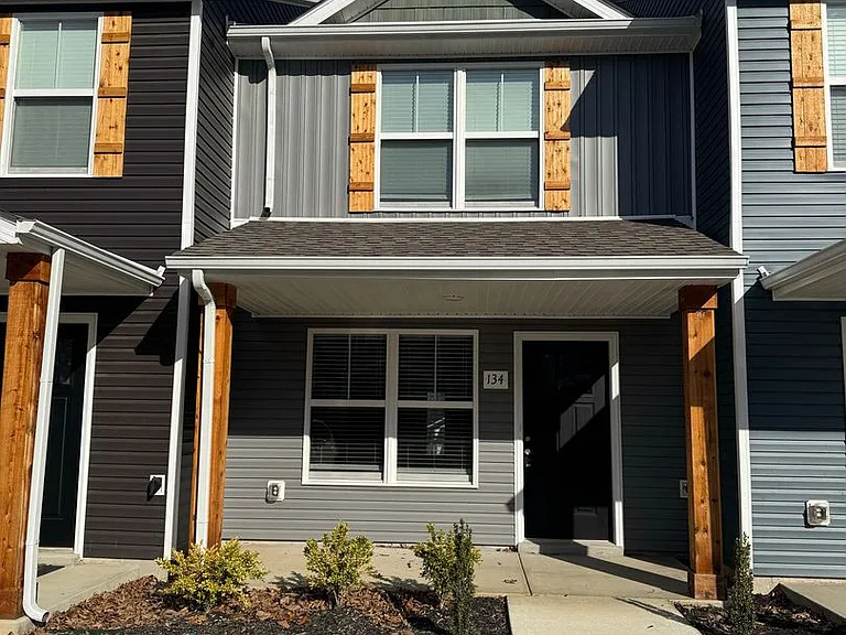 134 Quarry Point Dr — Photo 1