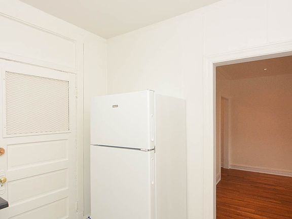 4th image of 630.5 W Cornelia Ave Unit 2S