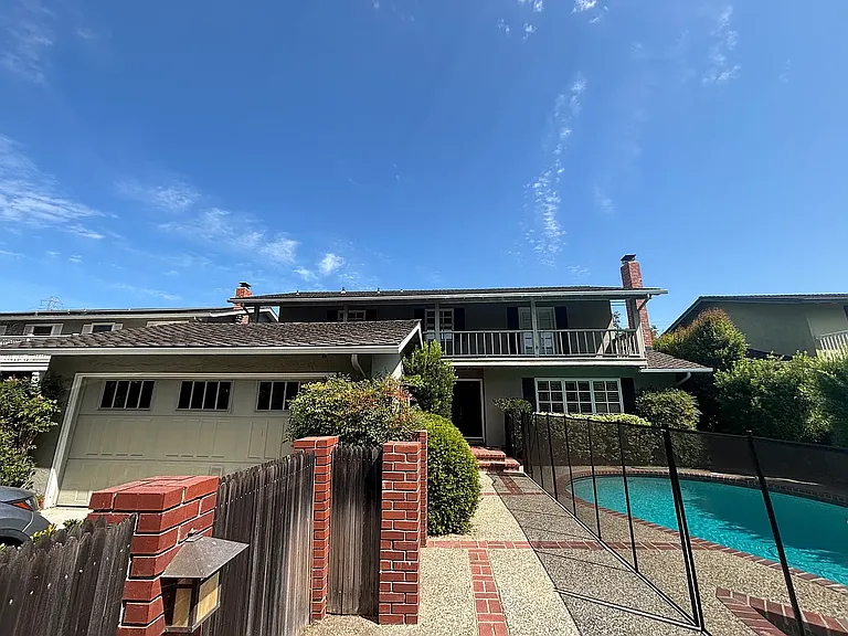 675 Erie Dr — Photo 2