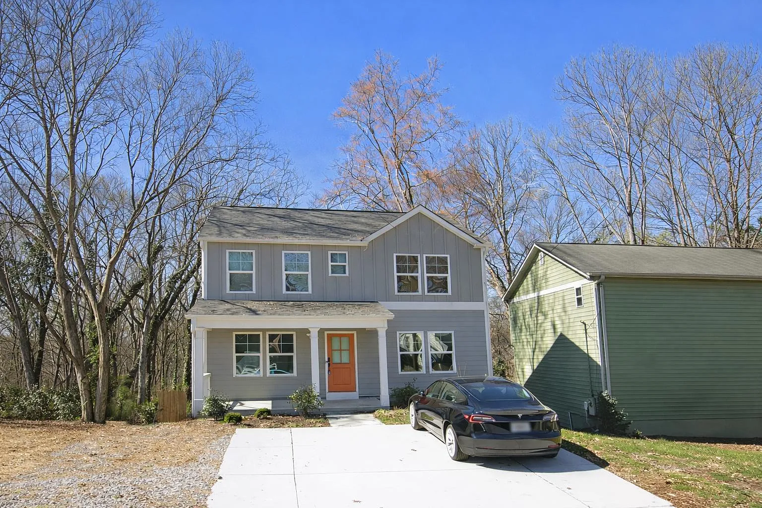 2 bed, 1.0 bath, 1900 sqft, $1,594 — Photo 2