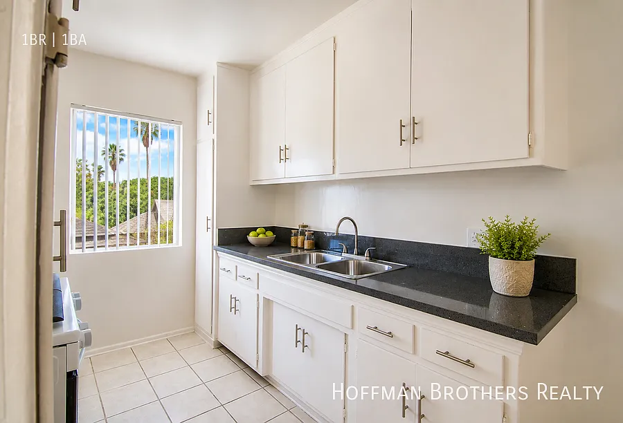 8330 Willis Ave Panorama City, CA 91402 — Photo 2