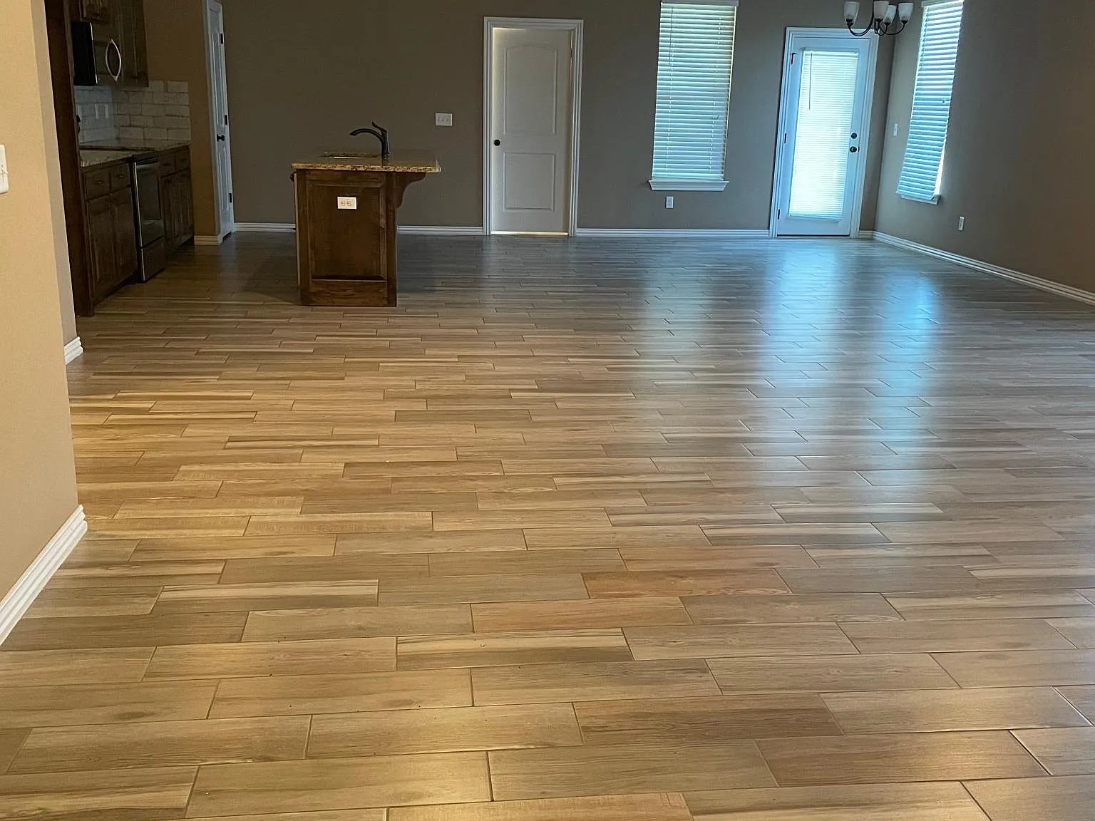 4 bed, 2083 sqft, $2,200 — Photo 2