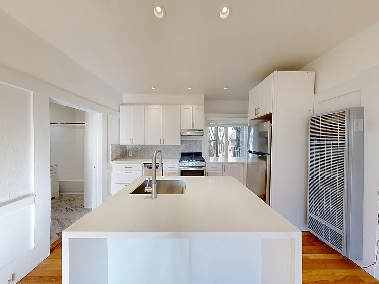 1077 Ashbury St — Photo 2