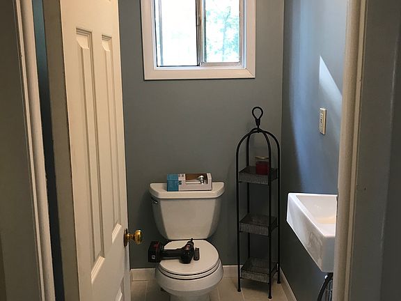 4th image of 9 Longwood Ct