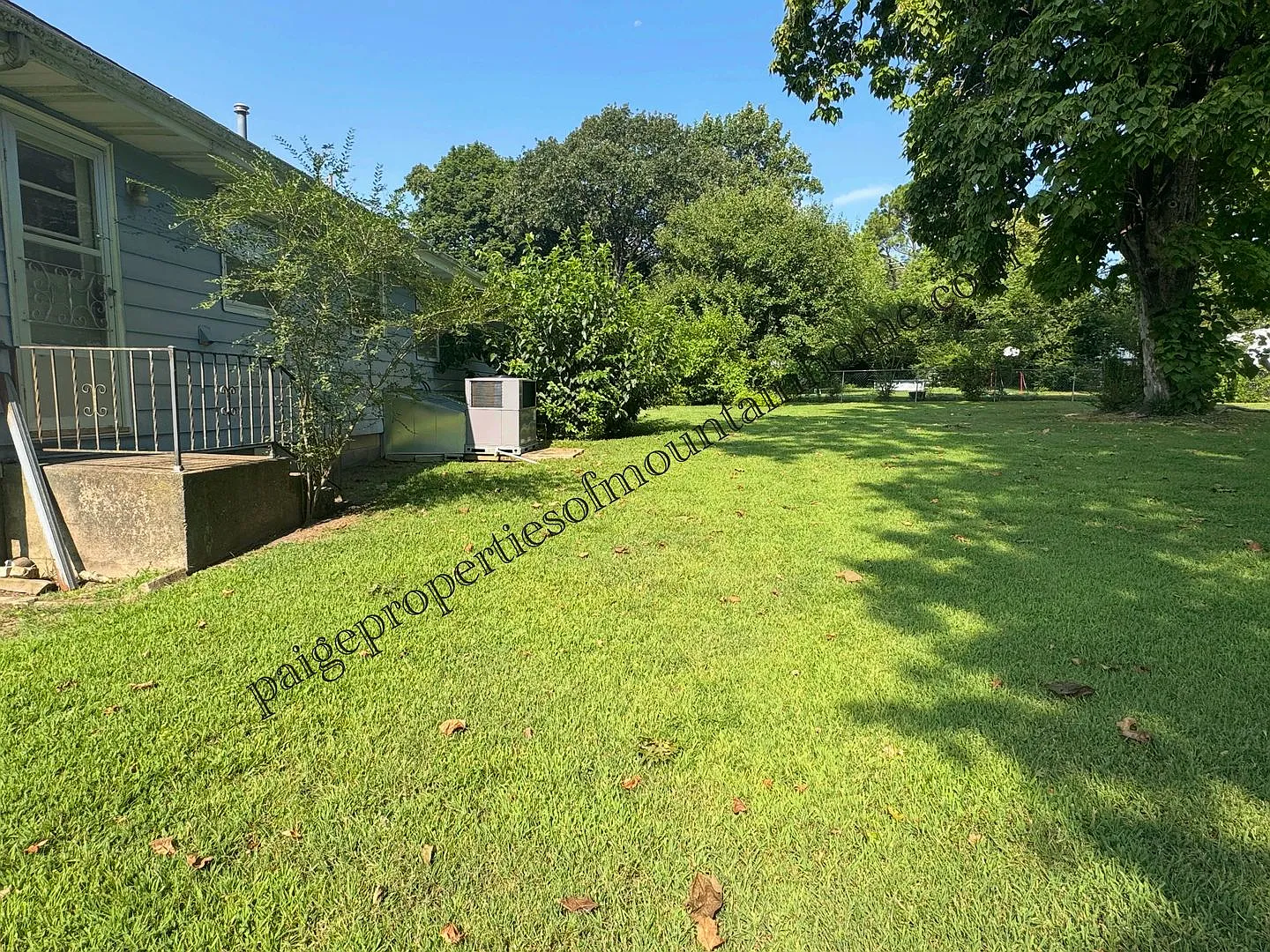 Charming 2-Bedroom Home with Large Yard & Garage — Photo 4