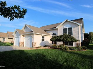 615 W 44th St, Fremont, MI 49412