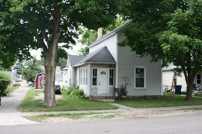 1st image of 109 N Saint Paris St