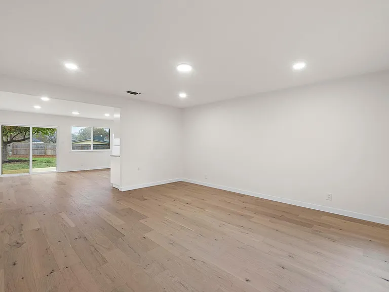 902 Warrington Dr — Photo 3