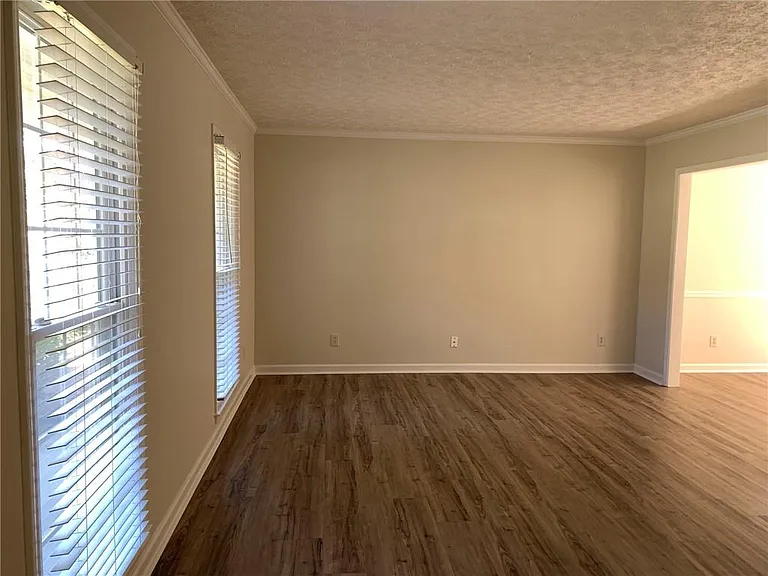 4536 Woodlawn Lake Dr — Photo 3