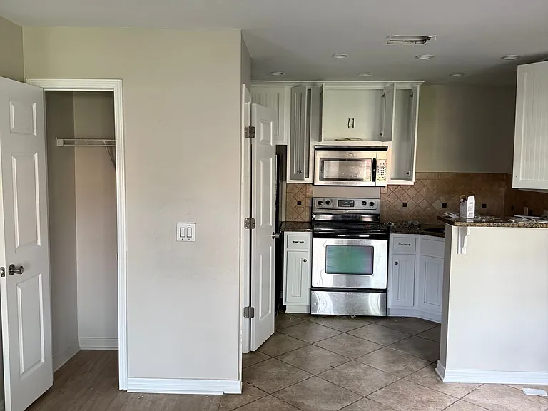 Silver Sands Apartments — Photo 14