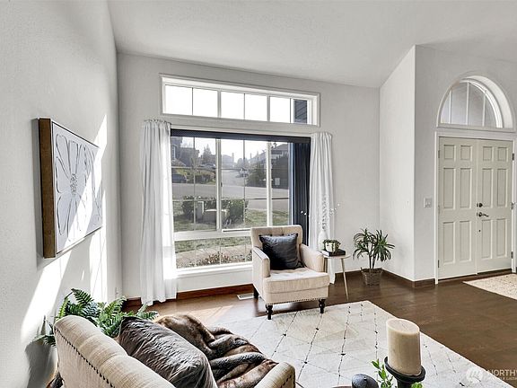 5th image of 1613 Hoquiam Place NE