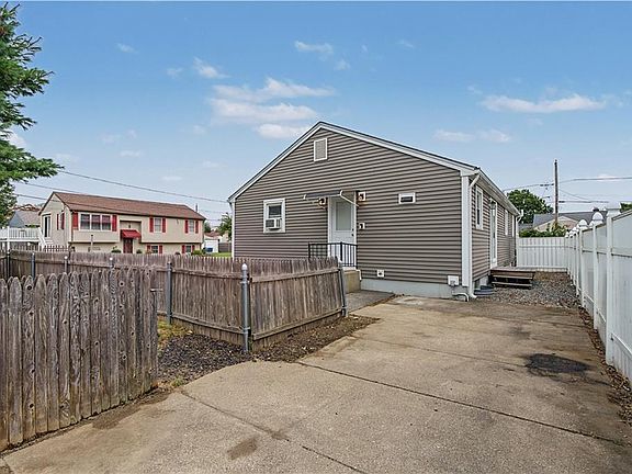 4th image of 19 Poirier St