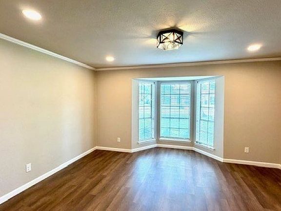 3rd image of 2013 Warwick Cir E