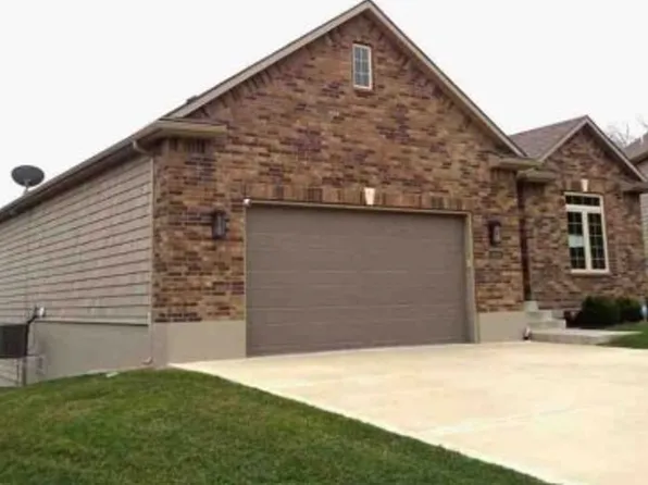 325 Sotier Pl, Wood River, IL 62095