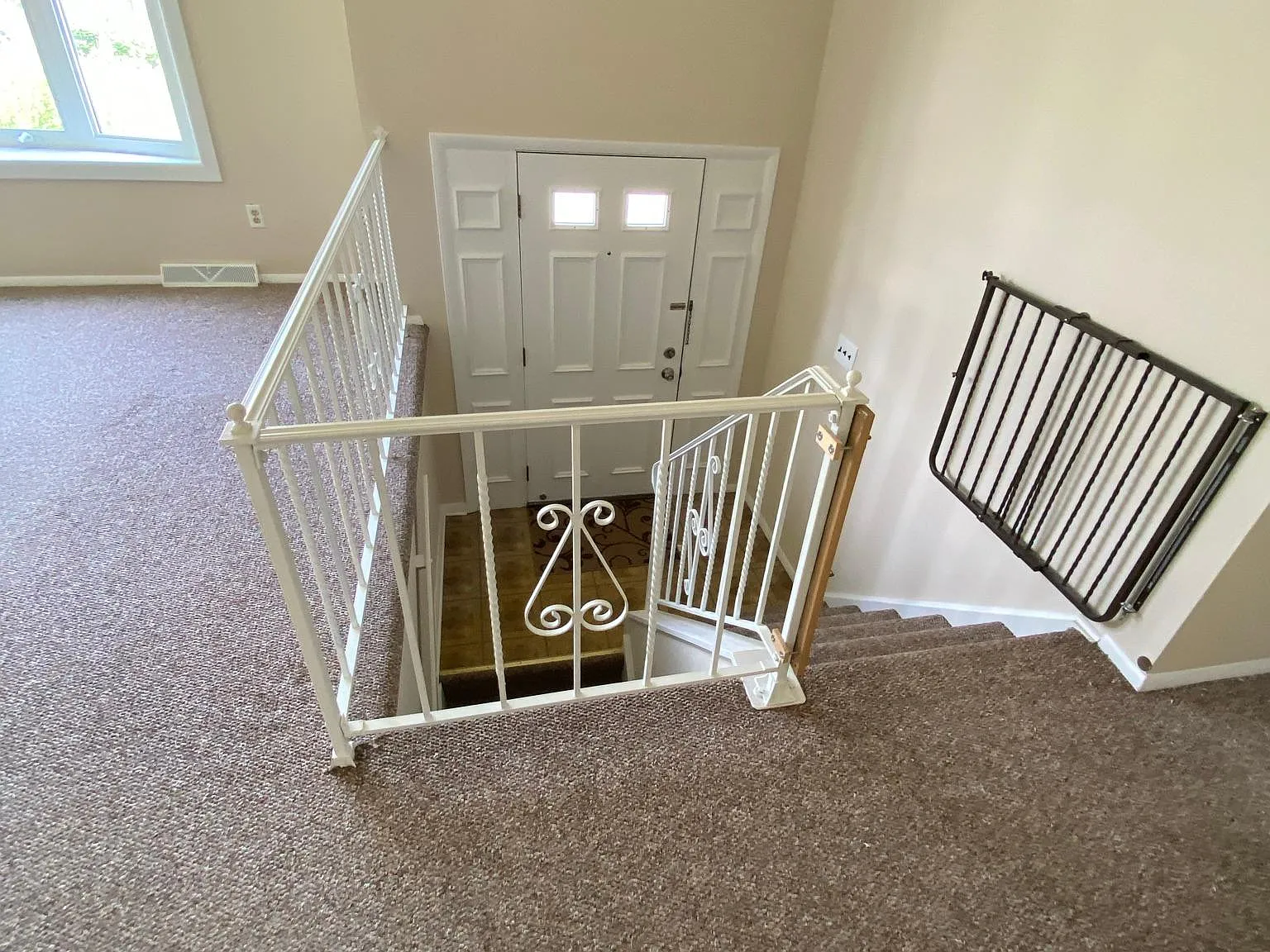 6 bed, 2480 sqft, $3,400 — Photo 3