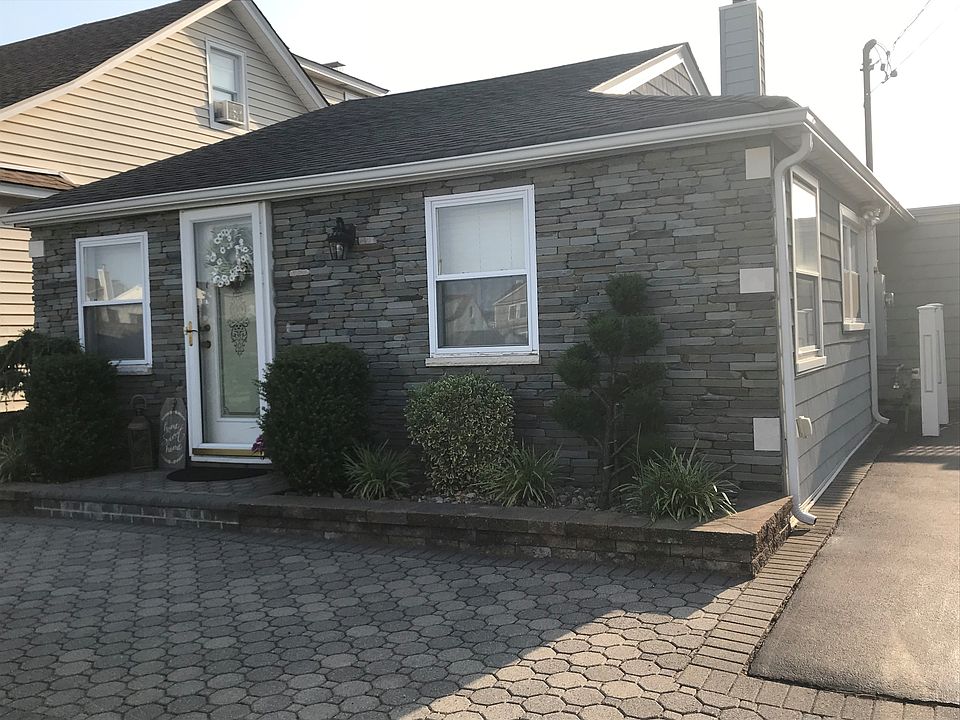 1st image of 2596 Peconic Ave