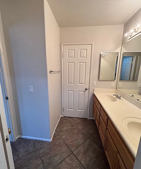896 Cimarron Ln — Photo 2
