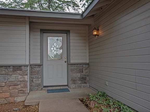4th image of 930 W Country Ln