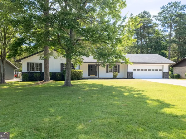 1098 Strawberry Ln, Ellenwood, GA 30294