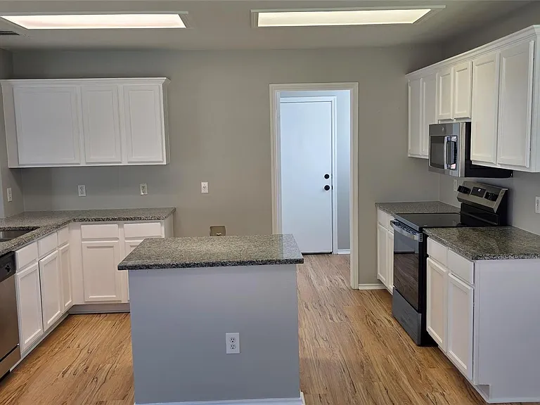 3037 Bradford Park Dr — Photo 8