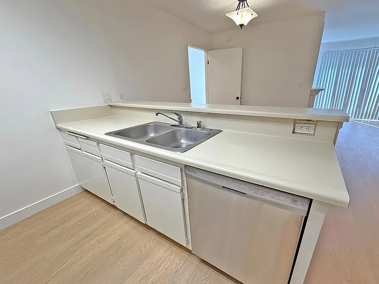 1321 N Vista St #205 — Photo 8
