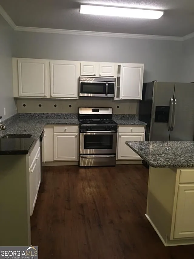 3 bed, 2.5 bath, 1428 sqft, $2,000 — Photo 2