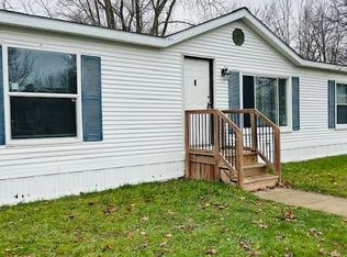 225 Parker Lake Dr, Oxford, MI