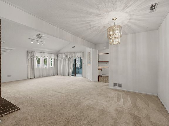5th image of 104 E Evergreen Ln