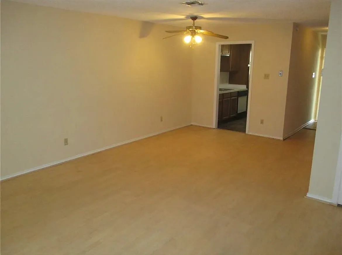 2 bed, 1.5 bath, 1104 sqft, $1,300 — Photo 4