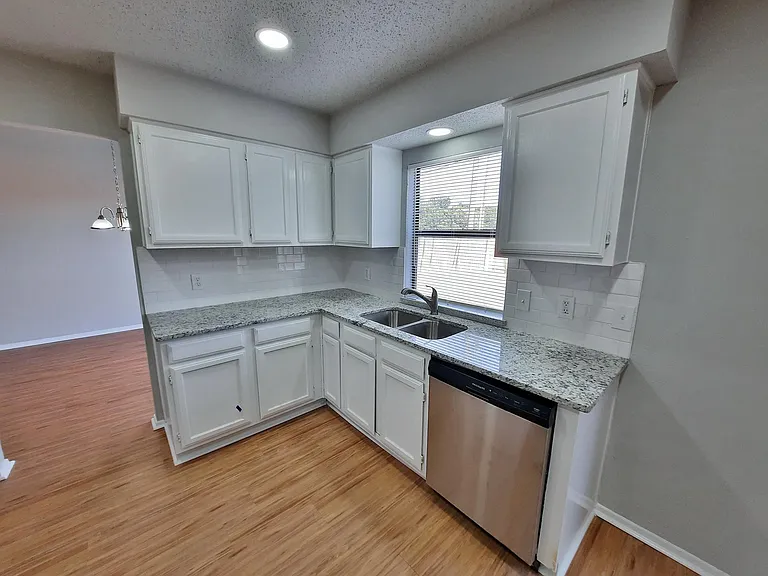 2646 Winslow Dr — Photo 8