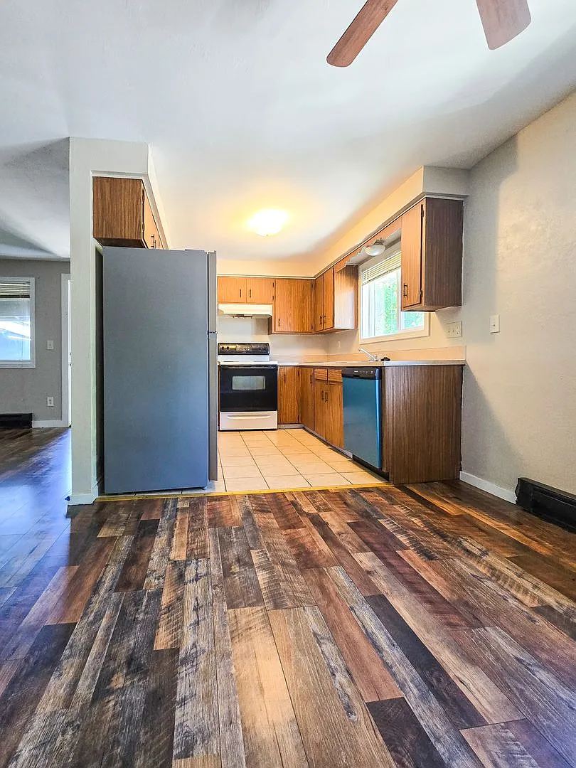 47THAVE3654 — Photo 4