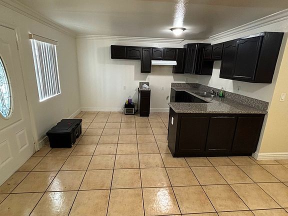 3rd image of 921 E 109th Pl