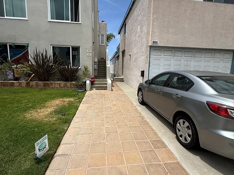 1028 Bayview Dr — Photo 2