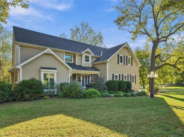 201 N 3rd St, Louisburg, KS 66053