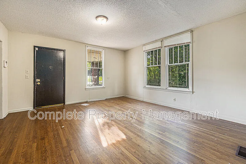 3 bed, 2.0 bath, 2424 sqft, $1,250 — Photo 2