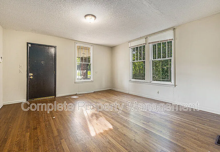 104 Henley St — Photo 2