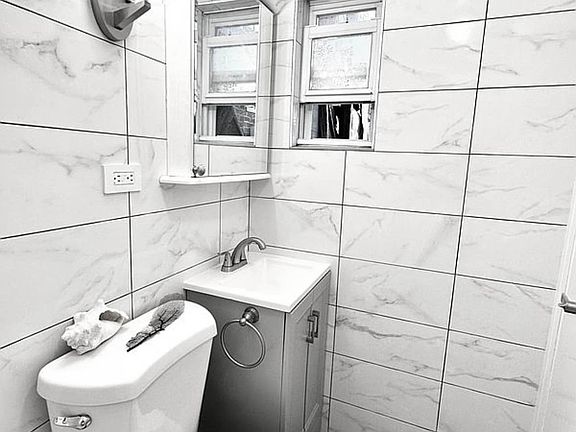 5th image of 3110 46th St #1