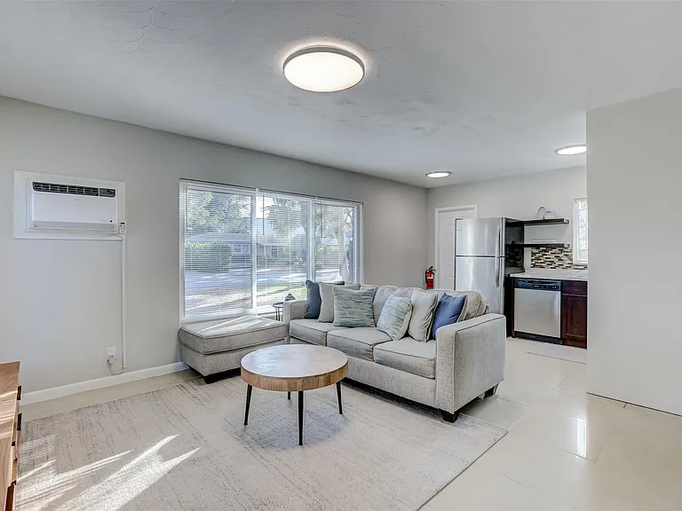 1005 NE 17th Ct — Photo 1